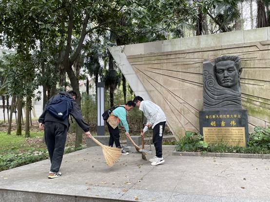 男人和女人在街道边走中度可信度描述已自动生成